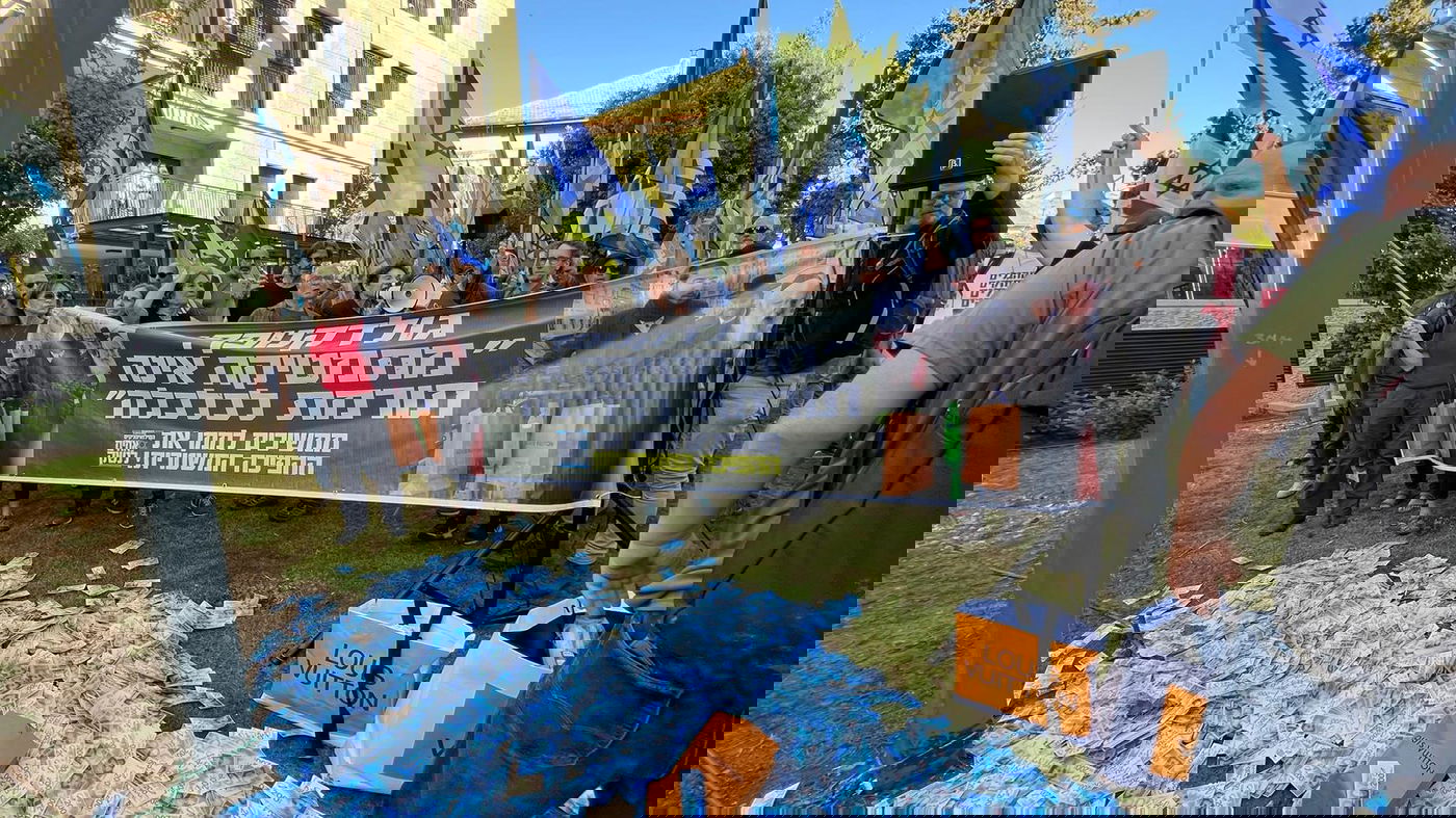 עם אלפי שטרות: "אחים לנשק" הפגינו מול גולדקנופף | תיעוד