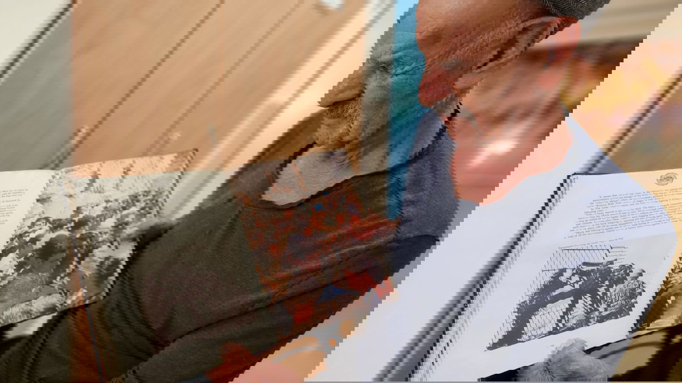 אהרן לוי מראה איך הוא תלה את הדגל מעל הכותל