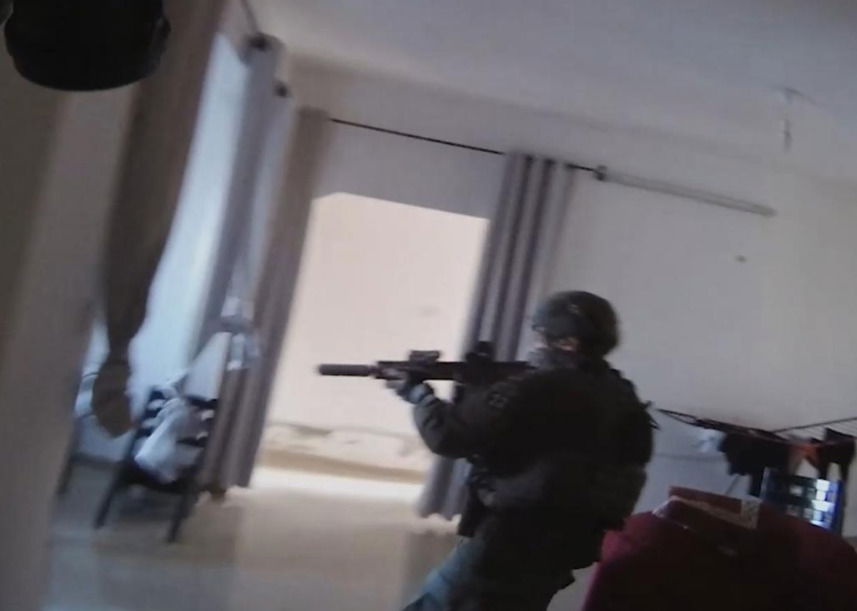 לוחם ימ"מ בעת ביצוע המעצר בקלקיליה