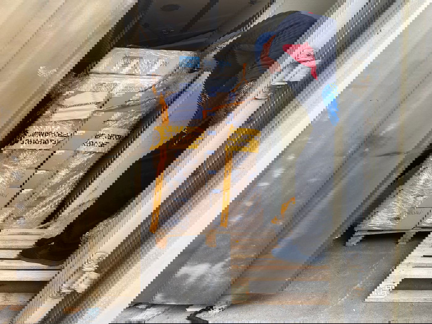 משאיות החלב שחורכות את אוקראינה לקראת חג השבועות