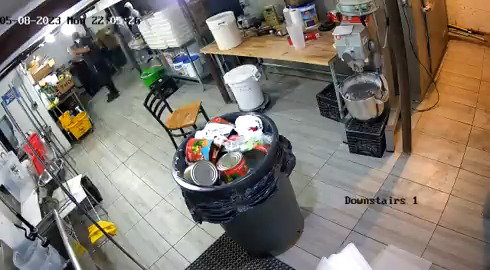 רגעי תקיפת בעל החנות