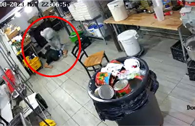 שודדים הכריחו את בעל הפיצרייה החרדי לשכב כשפניו לכיוון הרצפה - ורוקנו את כיסיו