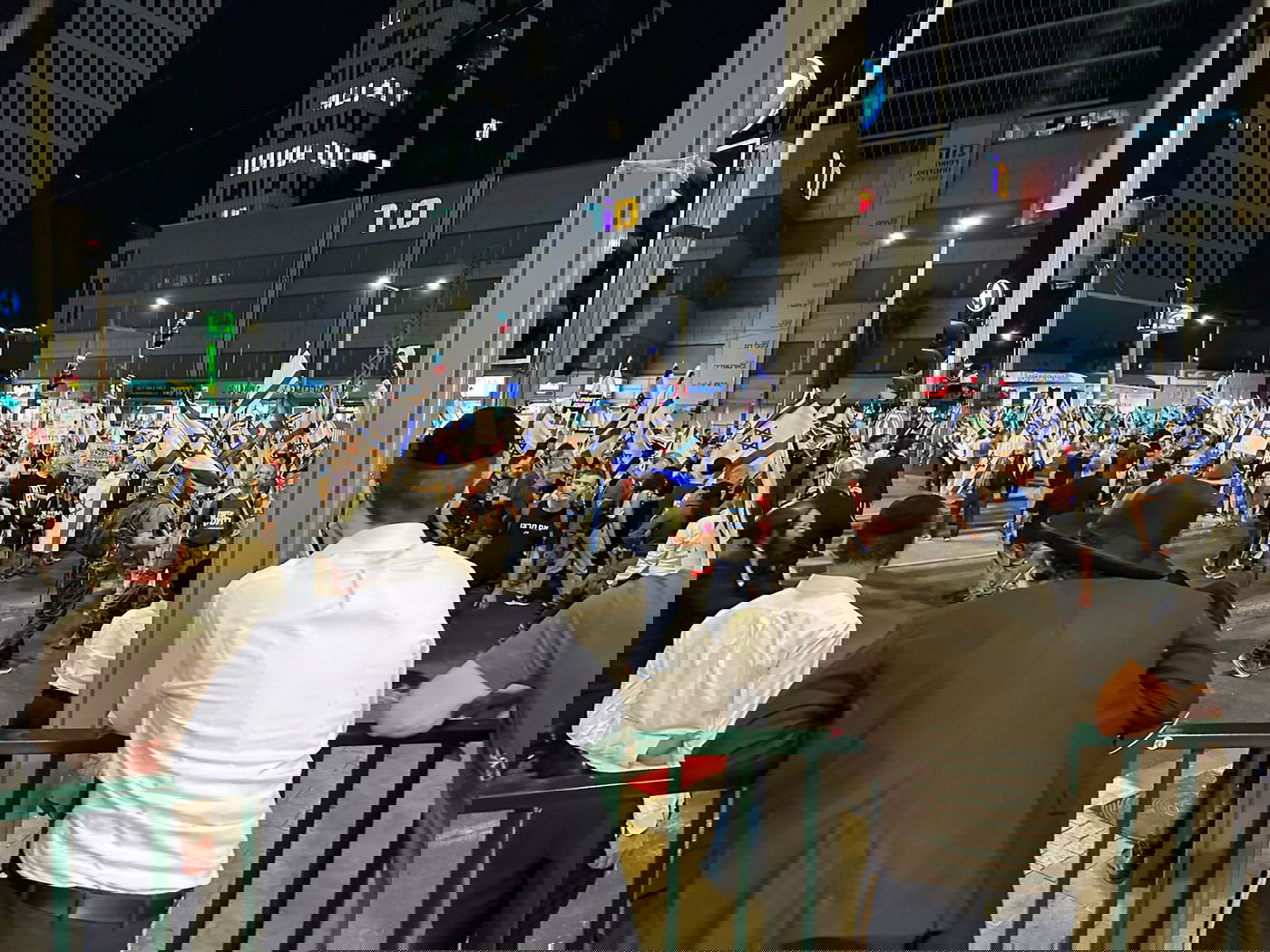 אלפים בבני ברק במפגן ההסתה נגד החרדים; המשטרה חסמה תושבים מלצעוד לכיוון ביתם