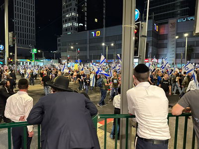 אלפים בבני ברק במפגן ההסתה נגד החרדים; המשטרה חסמה תושבים מלצעוד לכיוון ביתם