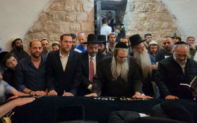 אלפים נכנסו לקבר יוסף בשכם; הפלסטינים התפרעו