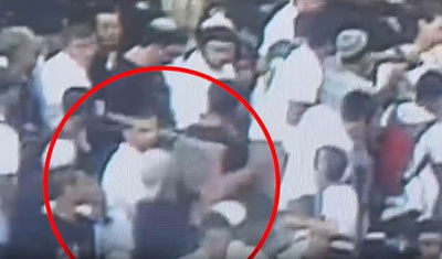 תיעוד: צועדים משליכים אבנים על עיתונאים ערבים בירושלים