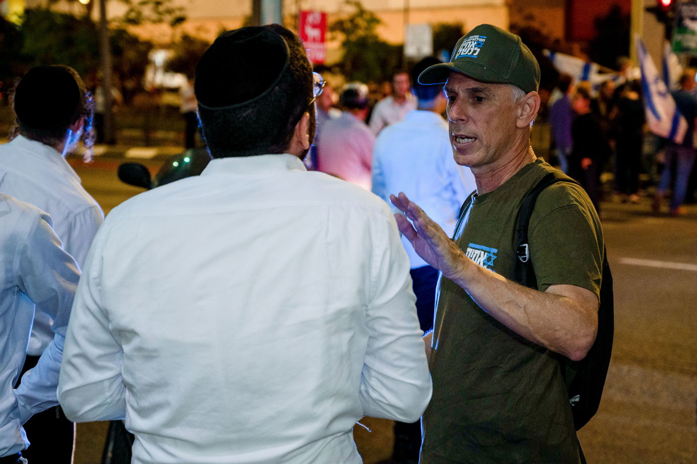 שיח בהפגנה בבני ברק | למצולמים אין קשר לכתבה