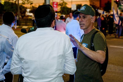 שיח בהפגנה בבני ברק | למצולמים אין קשר לכתבה