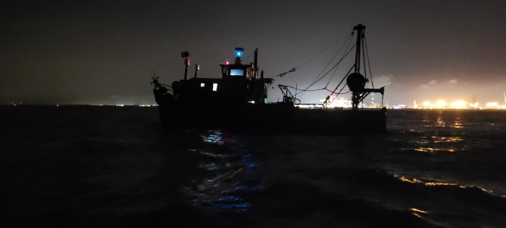 דרמה לילית בחוף: הפקחים קראו לספינה לעצור וסורבו | צפו