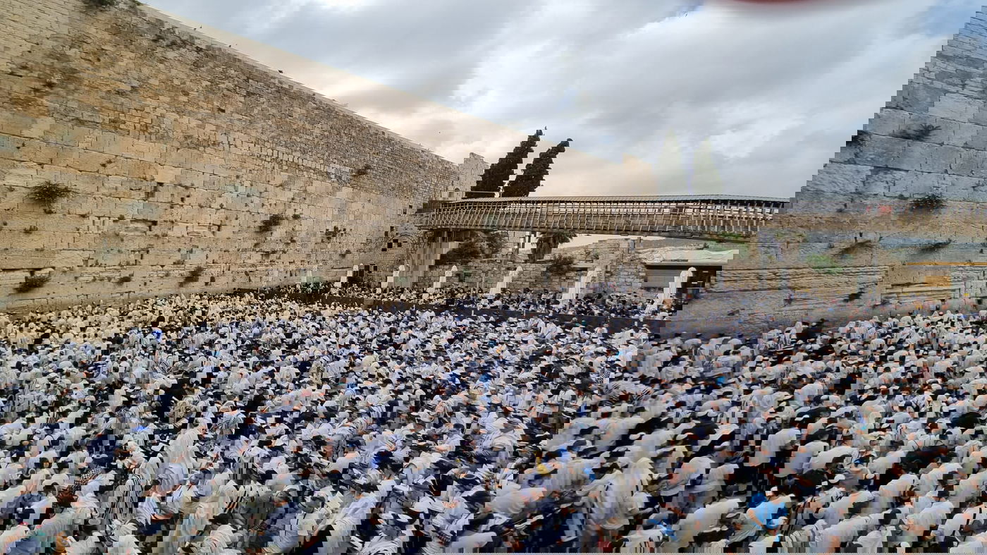 יום ירושלים: אלפים בתפילה חגיגית ברחבת הכותל המערבי