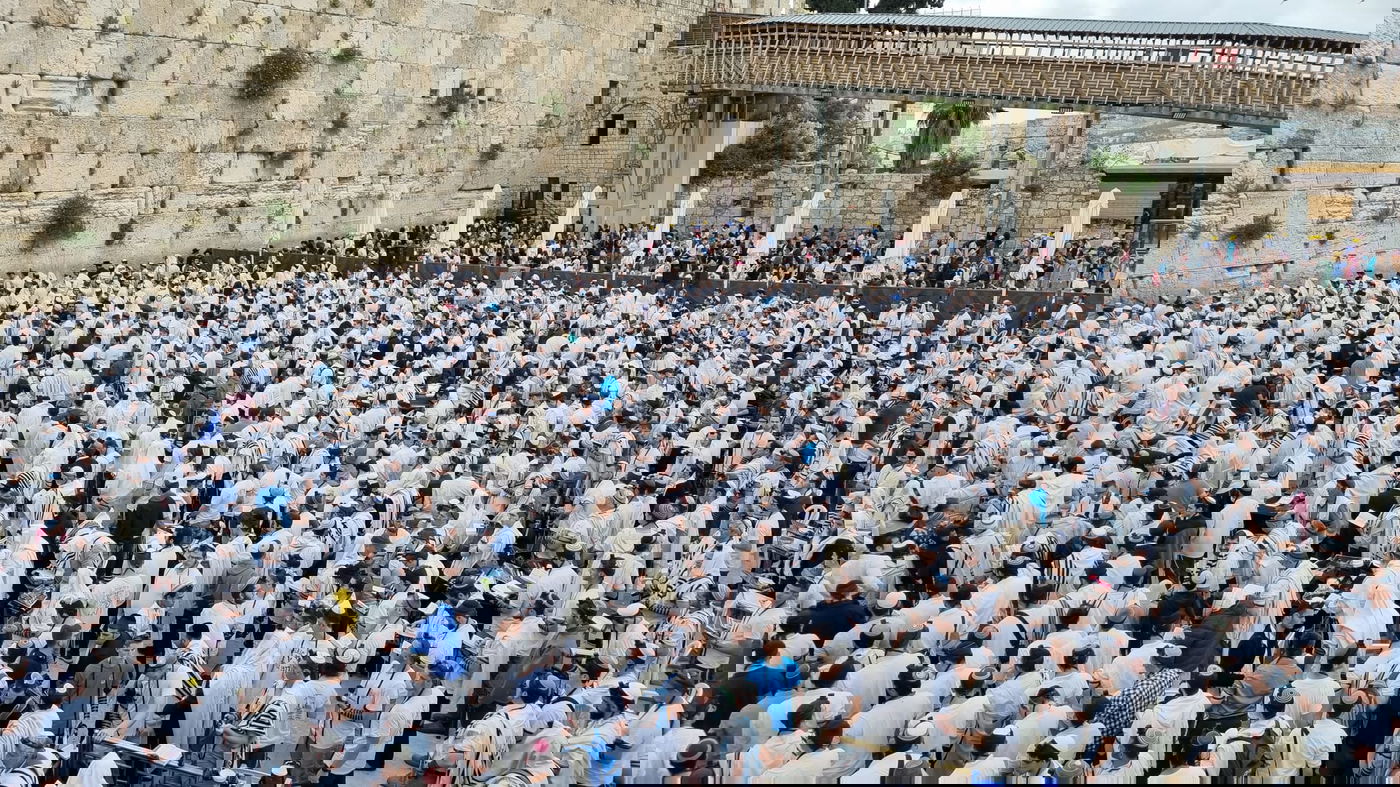 יום ירושלים: אלפים בתפילה חגיגית ברחבת הכותל המערבי