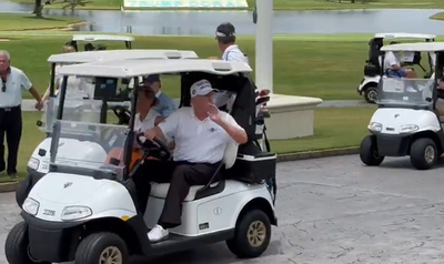 טראמפ על רכב גולף | ארכיון