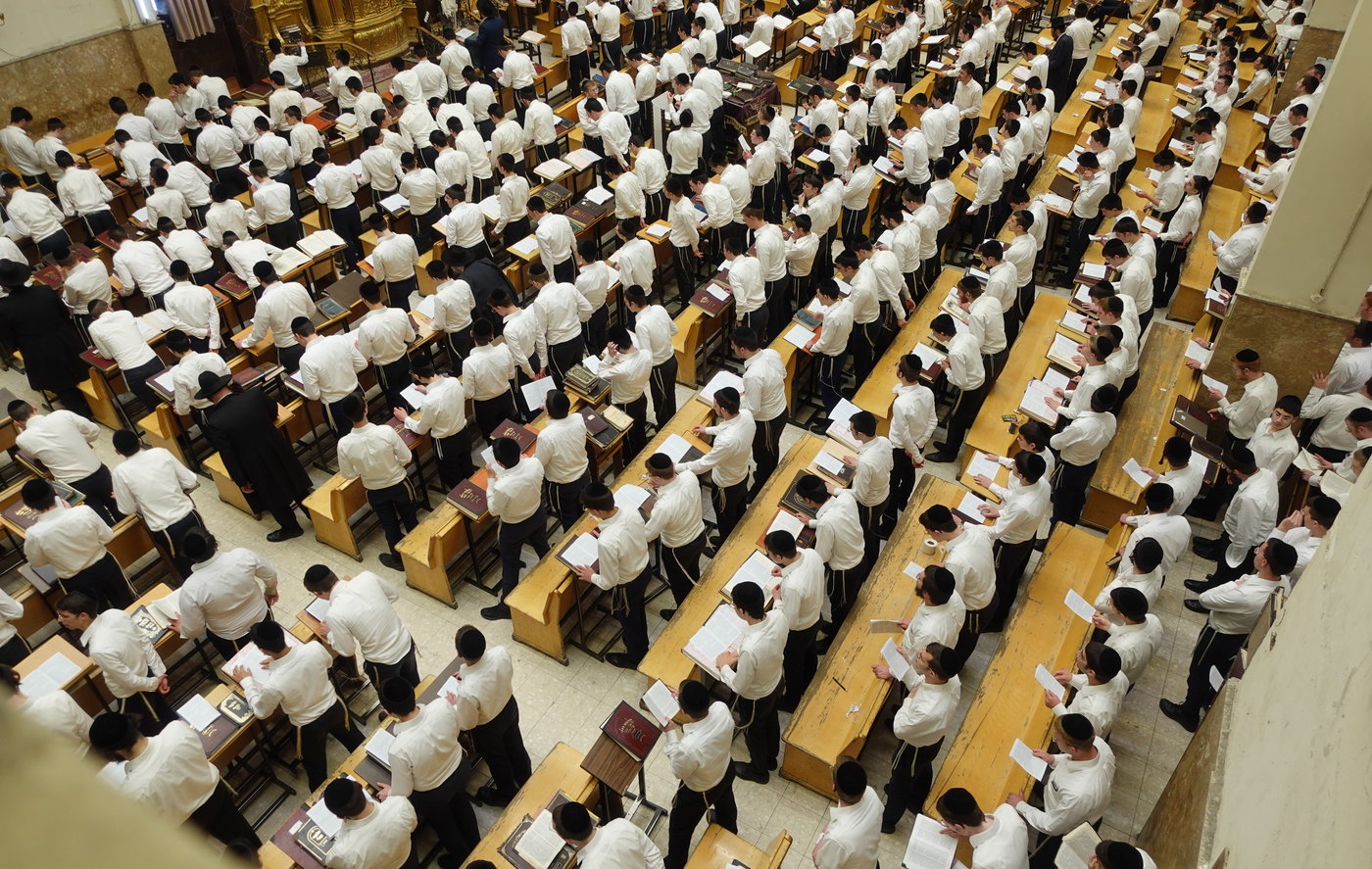 הבחורים עצרו את הלימוד והתפללו לרפואת ראש הישיבה