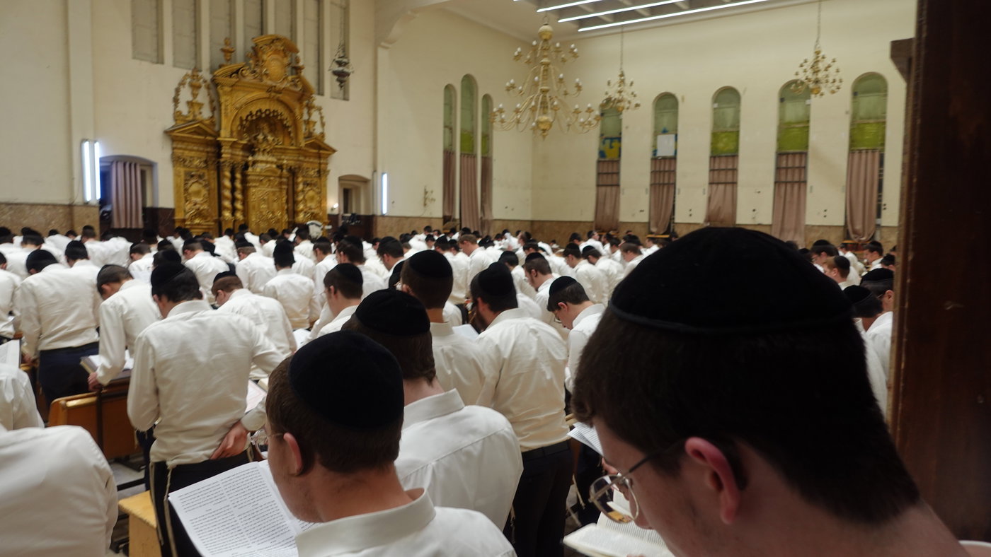 הבחורים עצרו את הלימוד והתפללו לרפואת ראש הישיבה