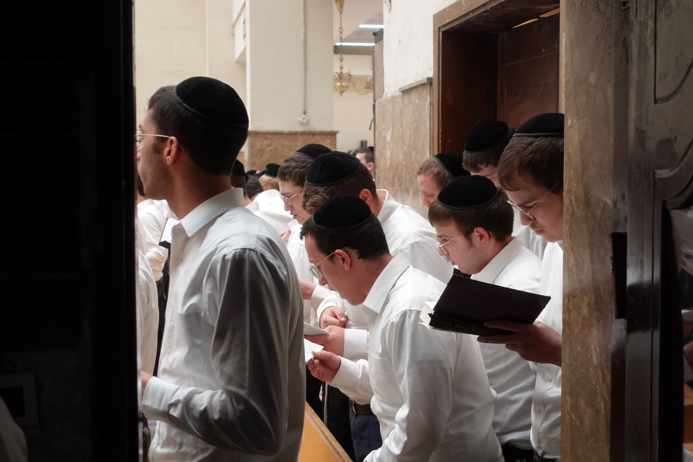 הבחורים עצרו את הלימוד והתפללו לרפואת ראש הישיבה