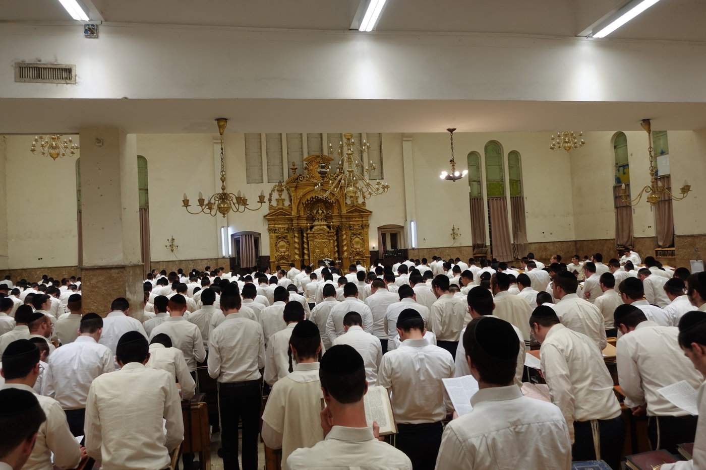 הבחורים עצרו את הלימוד והתפללו לרפואת ראש הישיבה