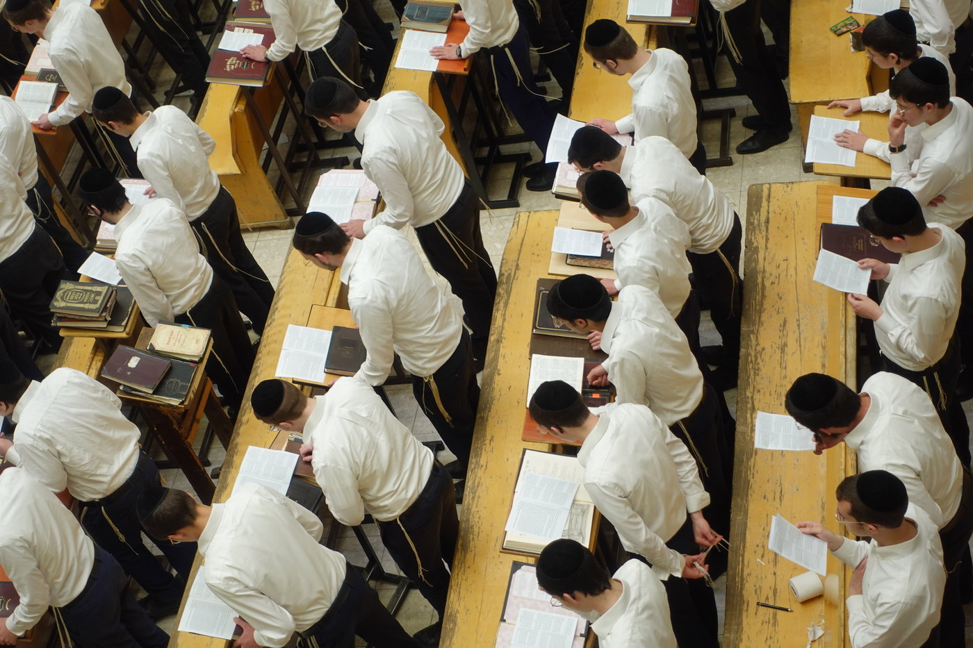 הבחורים עצרו את הלימוד והתפללו לרפואת ראש הישיבה