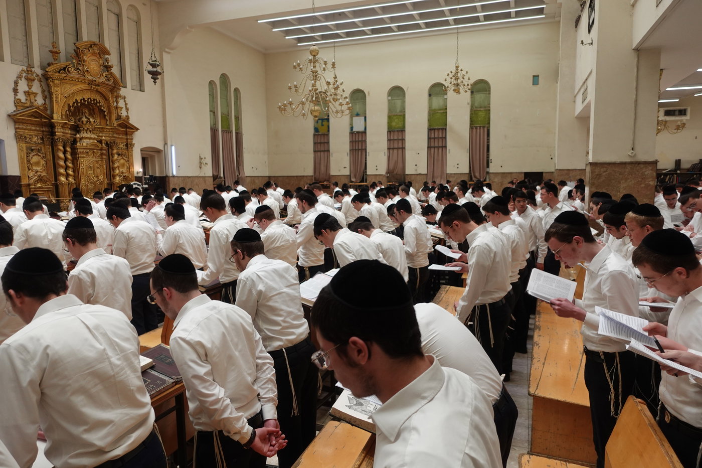 הבחורים עצרו את הלימוד והתפללו לרפואת ראש הישיבה