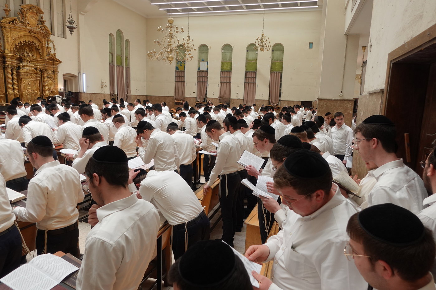 הבחורים עצרו את הלימוד והתפללו לרפואת ראש הישיבה