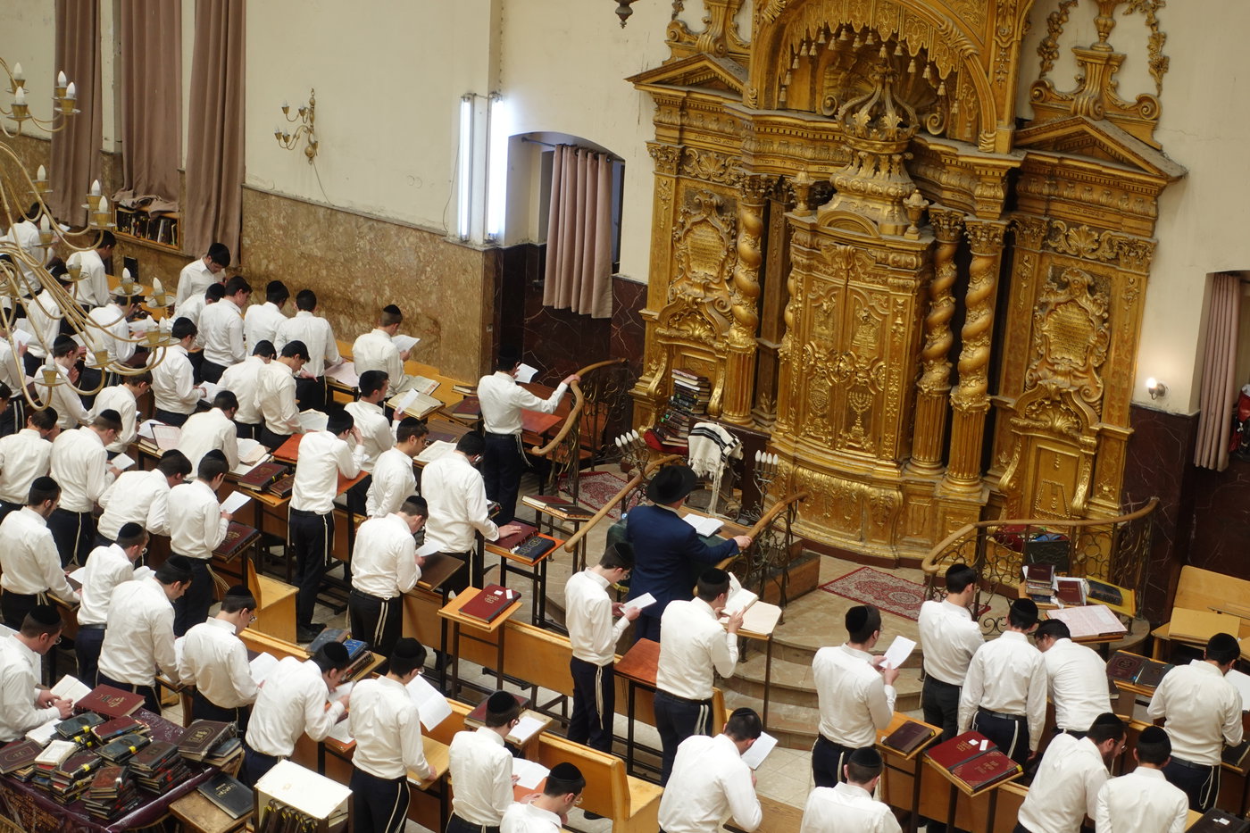 הבחורים עצרו את הלימוד והתפללו לרפואת ראש הישיבה