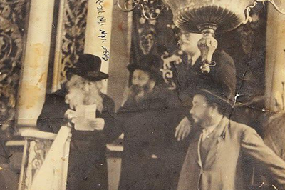 עצרת התפילה בראשות הרבי מגור בבית כנסת החורבה, בהשתתפות הרבנות הראשית בשנת תש"ג (1942) בה בלטה היעדרותו של מהרי"ץ דושינסקי