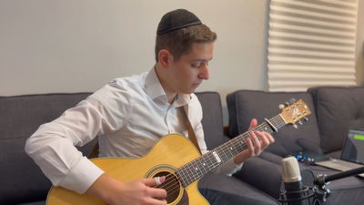 עילוי הגיטרה בביצוע חדש: "מסיבה" של יוני Z