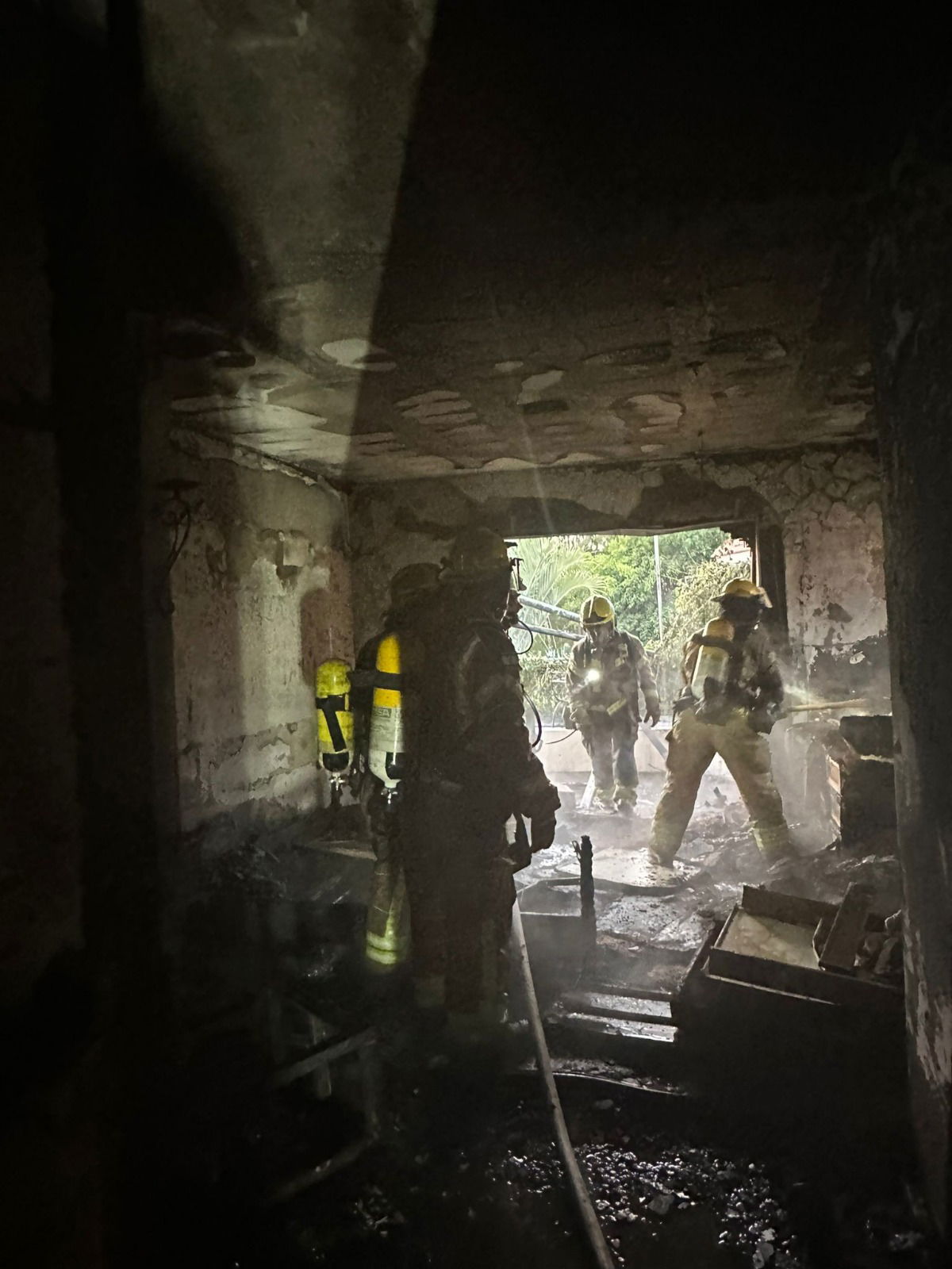 פתח תקווה: גבר ואשה נפגעו בשריפה, אחד מהם במצב קשה