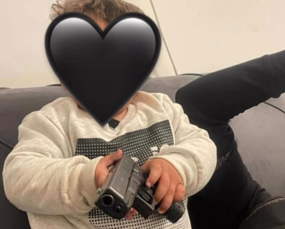 הפעוט עם האקדח