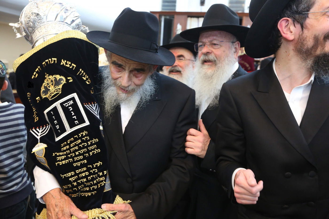 הכנסת ספר תורה שע"י 'יד לאחים'