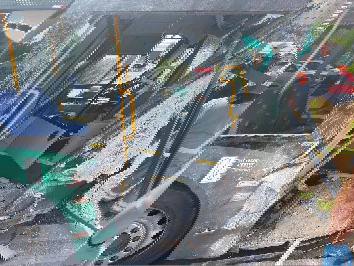 אוטובוס התנגש בחומה בחיפה ופגע ברכבים; 13 נפצעו