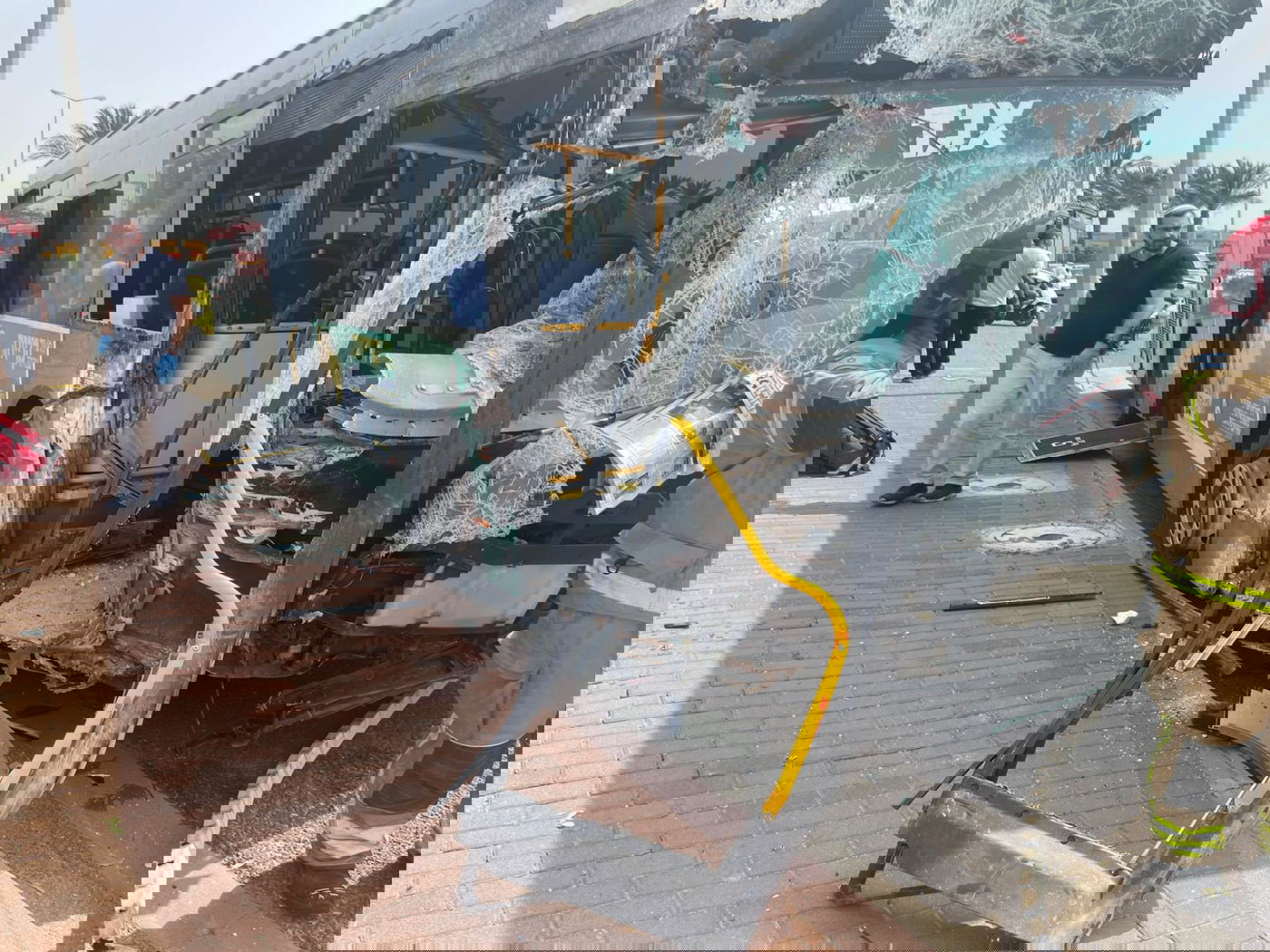 אוטובוס התנגש בחומה בחיפה ופגע ברכבים; 13 נפצעו