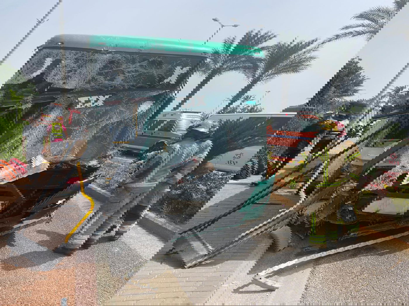 אוטובוס התנגש בחומה בחיפה ופגע ברכבים; 13 נפצעו