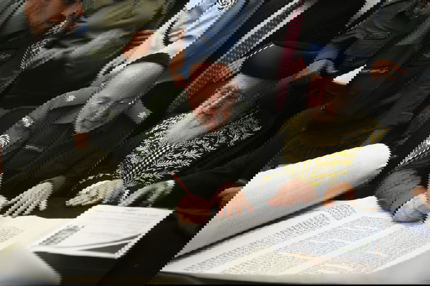 בהשתתפות מאות לוחמים:  המתסערבים הכניסו ספר תורה 