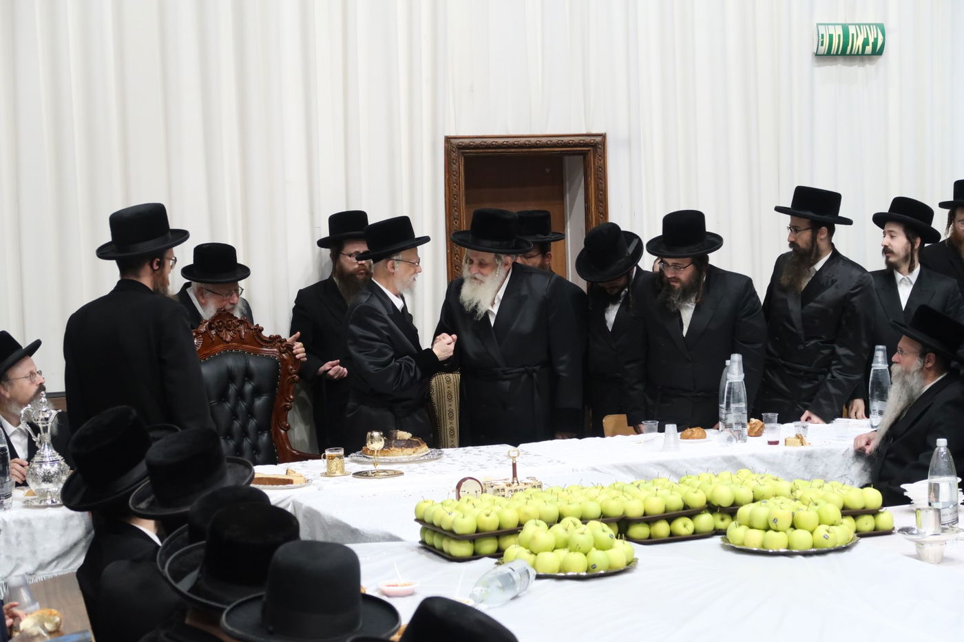 ויז'ניץ: הגיסים האדמו"רים ערכו טיש יארצייט משותף | צפו