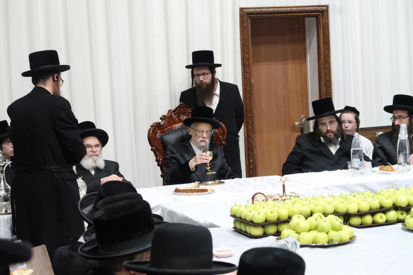 ויז'ניץ: הגיסים האדמו"רים ערכו טיש יארצייט משותף | צפו