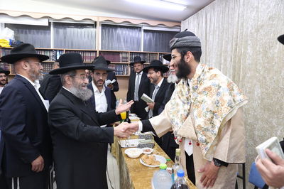 הגר"י רצאבי ערך שבע ברכות כמסורת תימן • גלריה