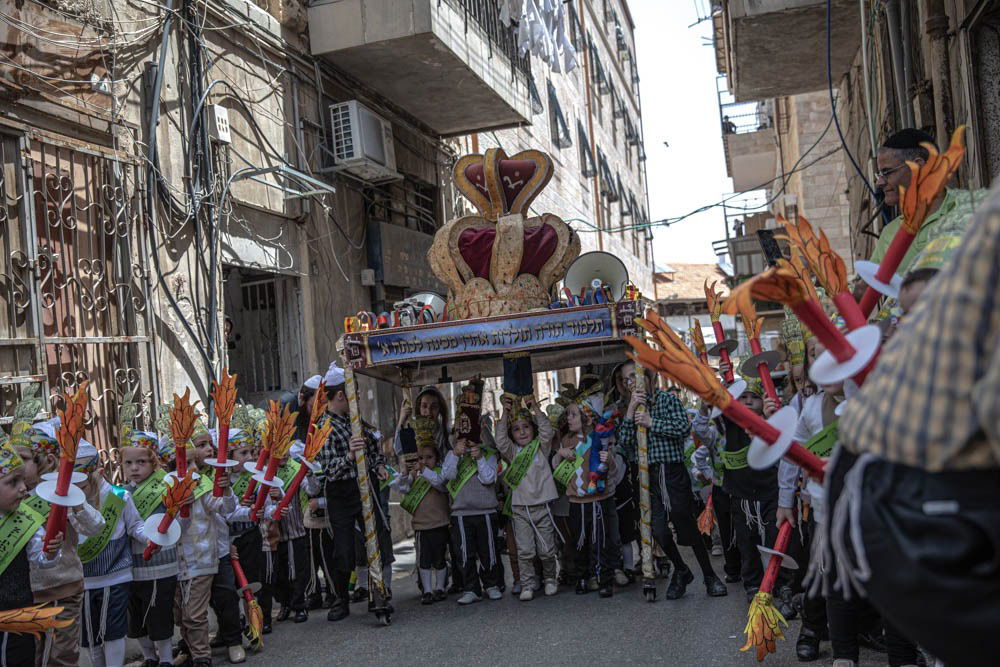 תיעוד מרהיב: התהלוכה של ילדי תולדות אהרן עם ספרי תורה וכתרים
