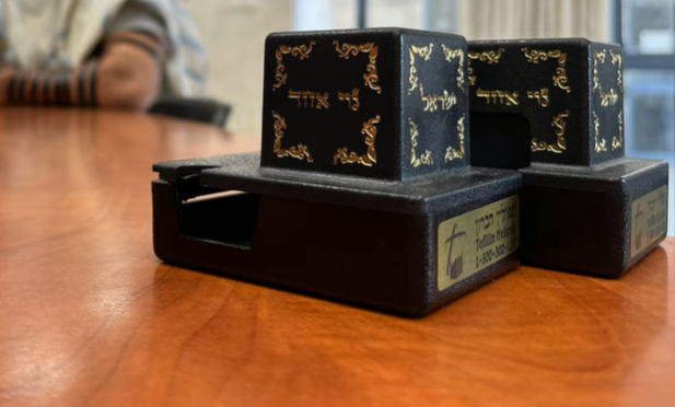 הסב והנכד בניגון חדש ומרגש: ניגון תפילין