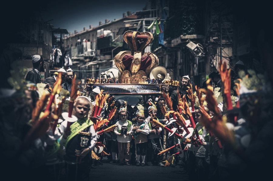 תמונת השבוע: ילדים מכניסים ספר תורה ומתרגשים