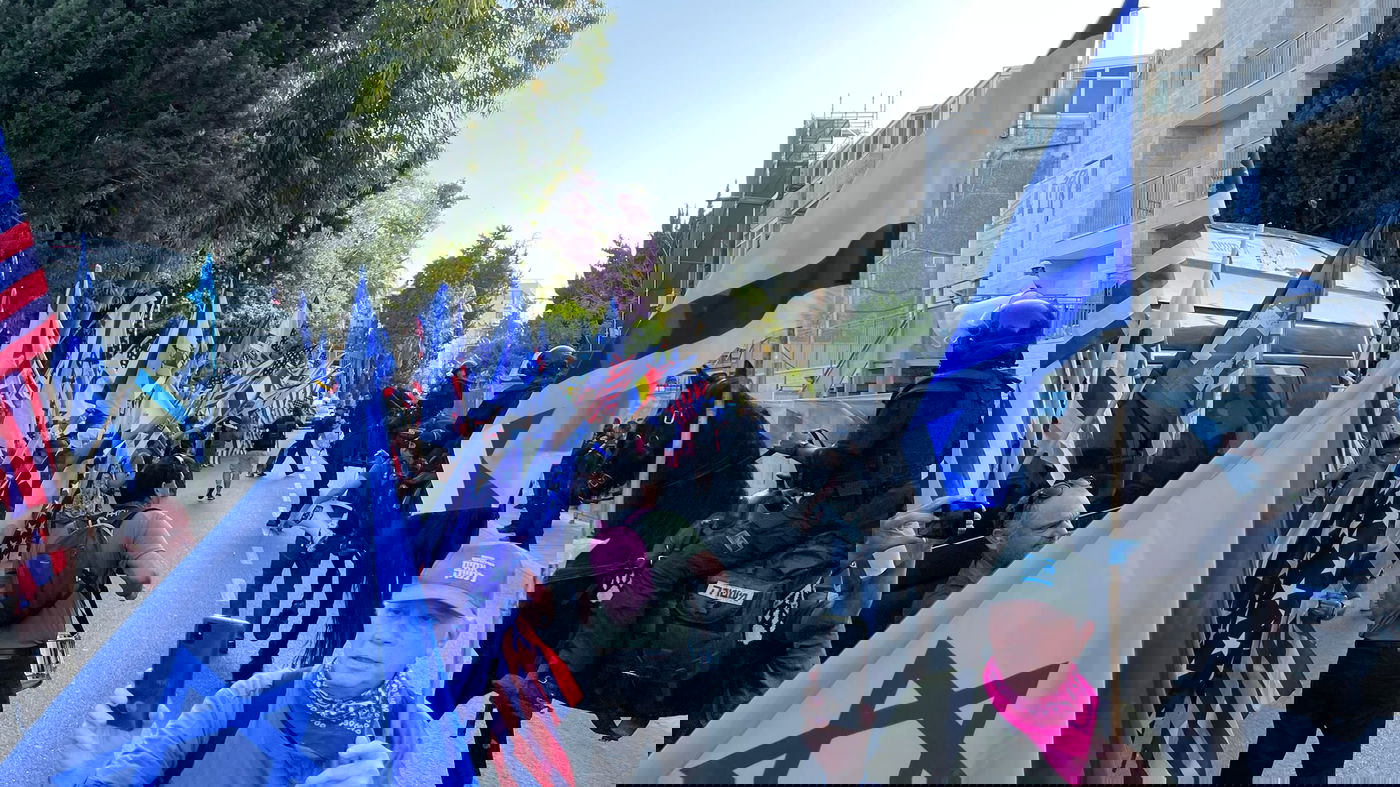 ליד מעון ראש הממשלה: מפגינים פרצו מחסומים; שוטרים הדפו אותם ועיכבו שניים