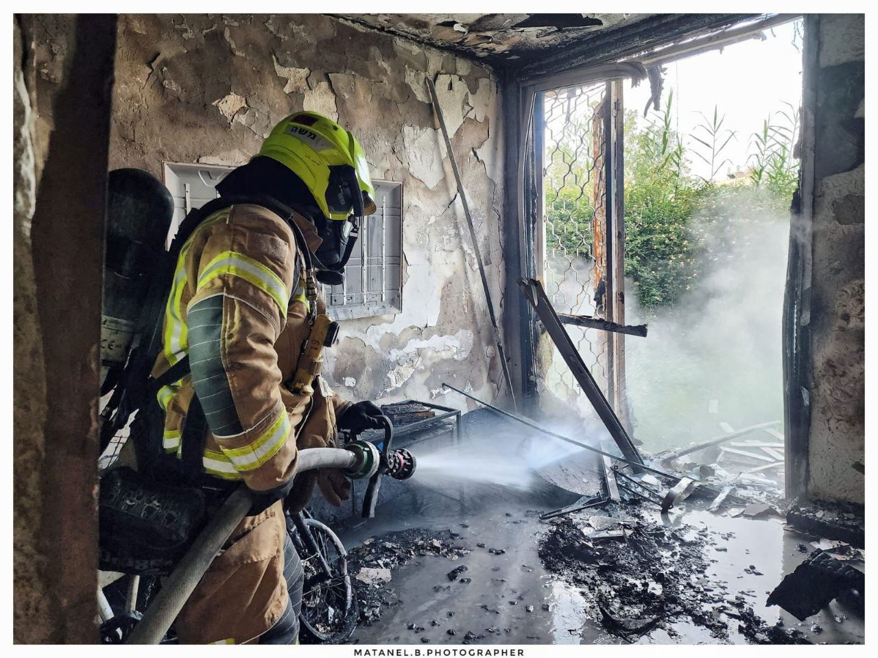 שריפה פרצה בבניין מגורים; גבר נפגע במצב אנוש