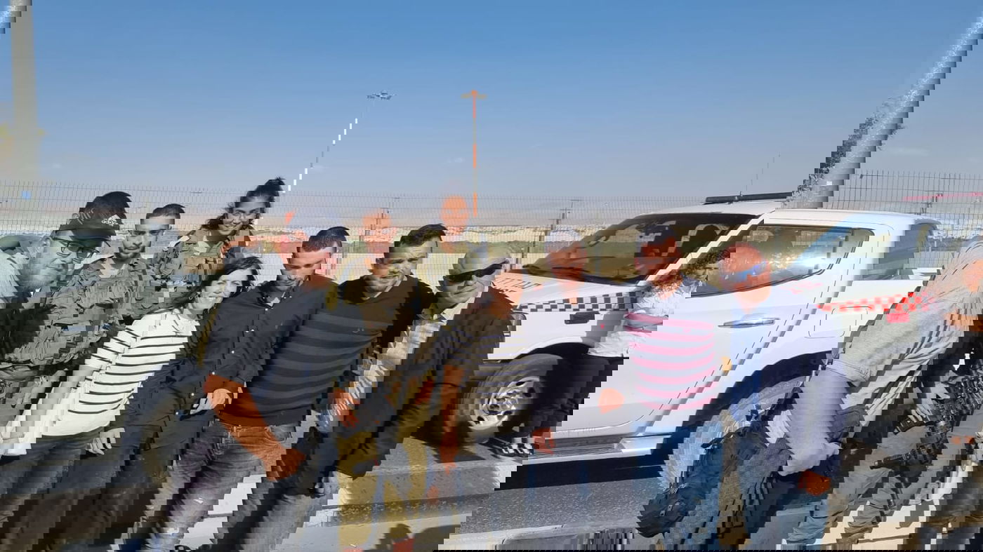 רוטבן (שלישי מימין) מועבר ארצה בערב החג