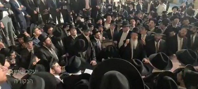 השירה המרגשת בכותל המערבי במוצאי שבת ושבועות