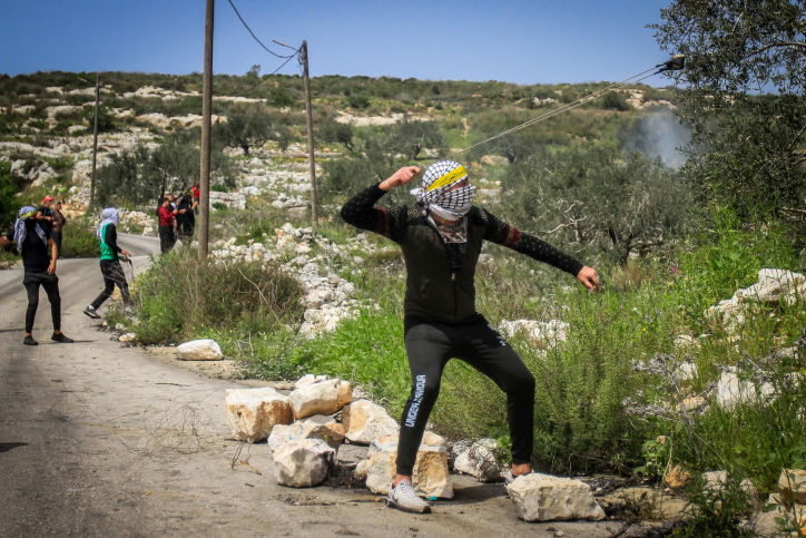 מחבל מיידה אבנים. אילוסטרציה