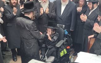 הנער חיזקי טורנהיים עם הרבי בעבר