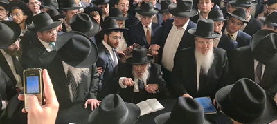 תלמידי 'עטרת' עם חבר המועצת וראש הישיבה