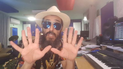 "ג'ון סוויסה" בסינגל משעשע חדש: "הבלדה על עשר בבוקר"