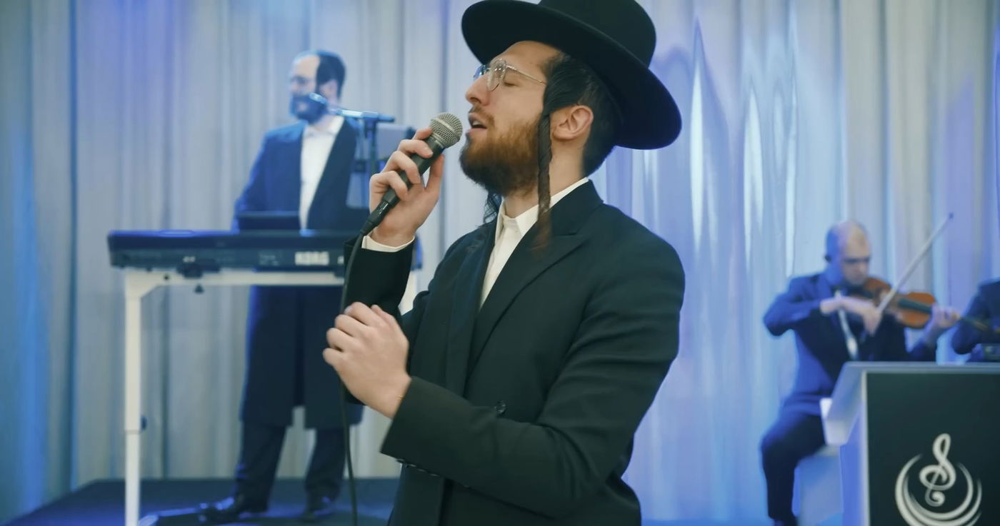 לייבי מושקוביץ ומקהלת 'זמרו' במחרוזת "אני מאמין"