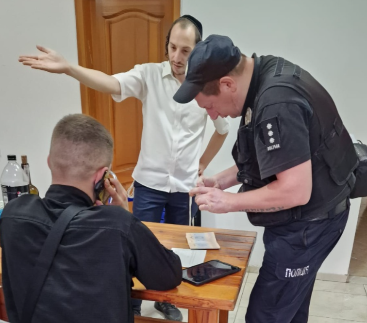 חובש איחוד הצלה דוד רפפורט בפעילות מול המשטרה המקומית לשחרור והטסת הגופה ארצה