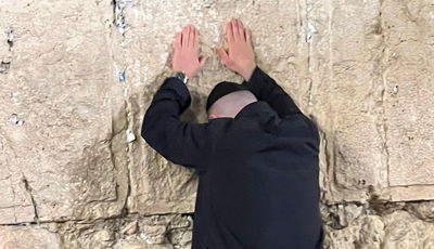 עומר אדם שר עם תלמידי ישיבה בכותל: "קום שוין אהיים" • צפו